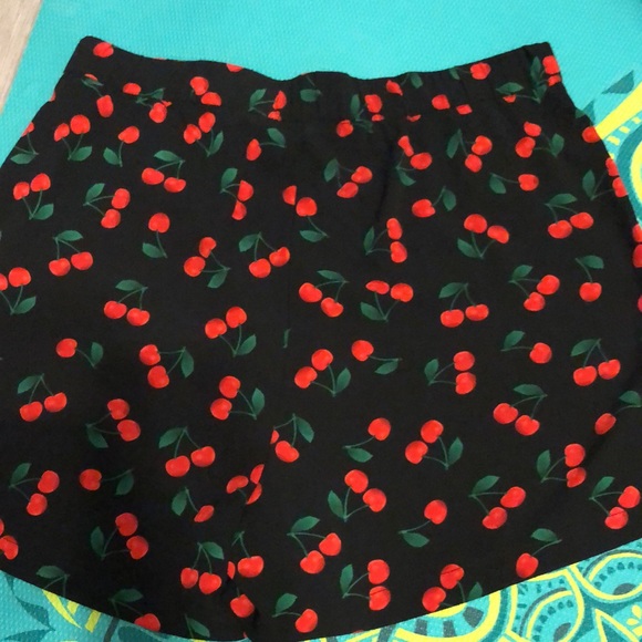 NWOT Romeo & Juliet short! - Picture 3 of 3